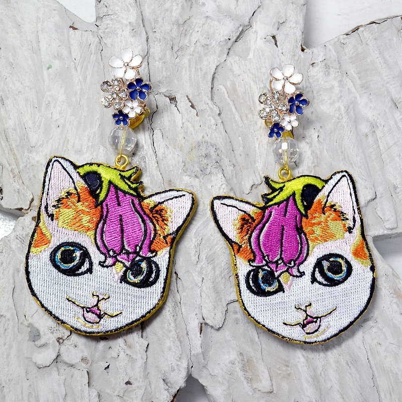 TIMBEE LO X GOOKASO 紫草猫咪双面刺绣耳环 单只发售 - 耳环/耳夹 - 绣线 多色