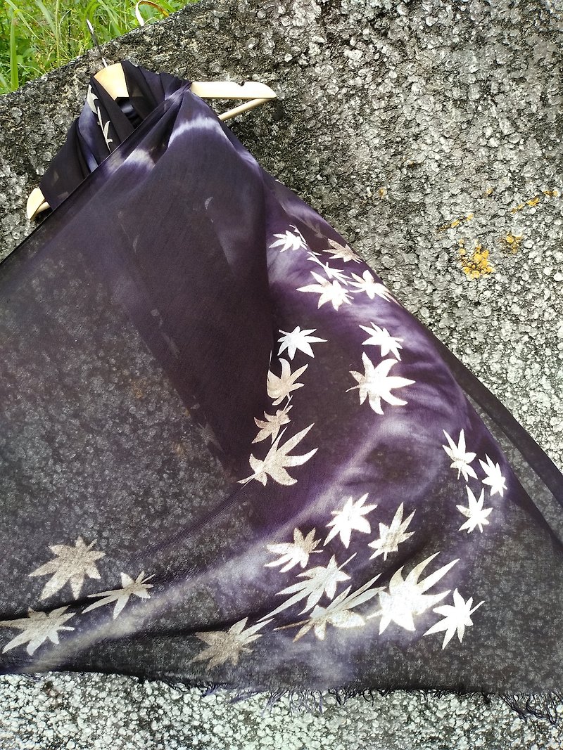 自在染isvara 草木染 黛紫色 纯棉渲染围巾 枫叶系列 思二月 - 围巾/披肩 - 棉．麻 紫色