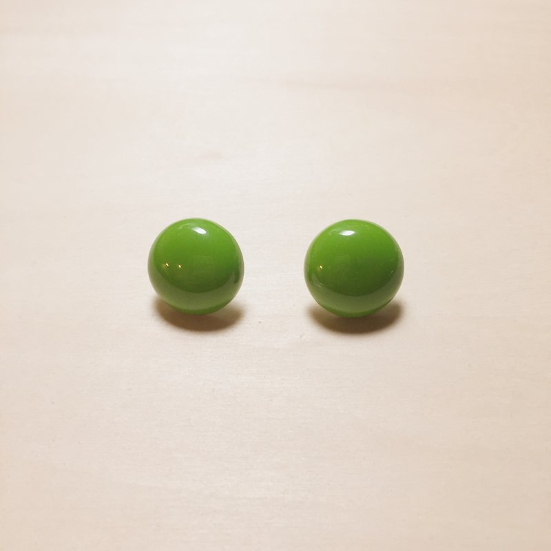 复古昭和草绿丸子18mm耳环 - 耳环/耳夹 - 树脂 绿色