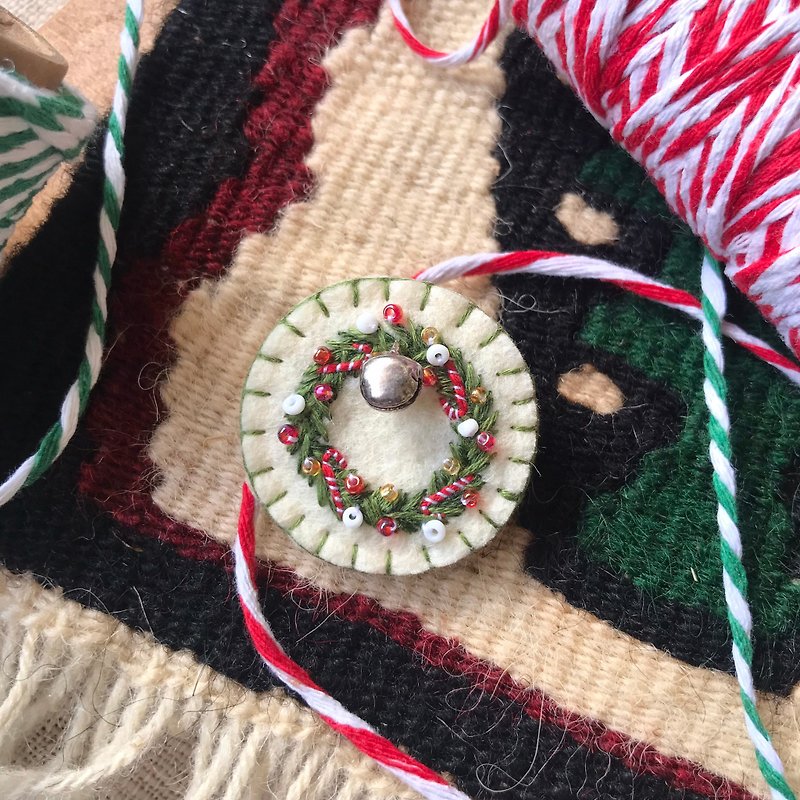 Embroidery Christmas wreath - 胸针 - 绣线 