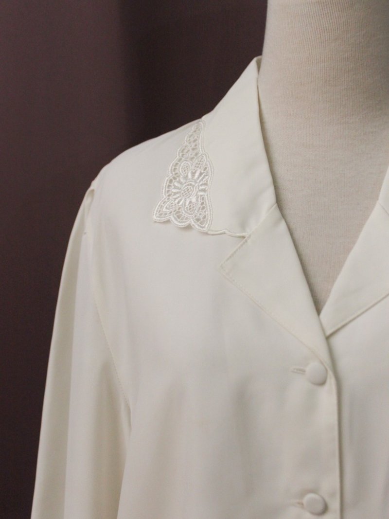 复古日本制典雅小花朵刺绣V翻领白色长袖古着衬衫Vintage Blouse - 女装衬衫 - 聚酯纤维 白色