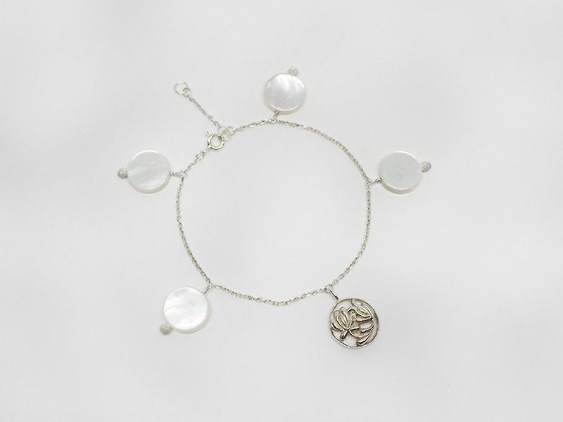 白蝶貝と大ぶりモチーフの花ブレス - 手链/手环 - 其他金属 白色