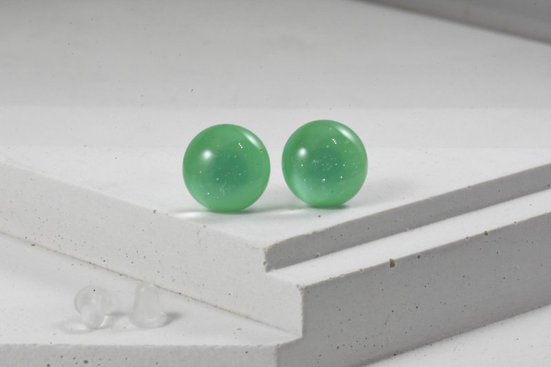 琉璃耳环(圆)Pantone 346 - 耳环/耳夹 - 玻璃 绿色
