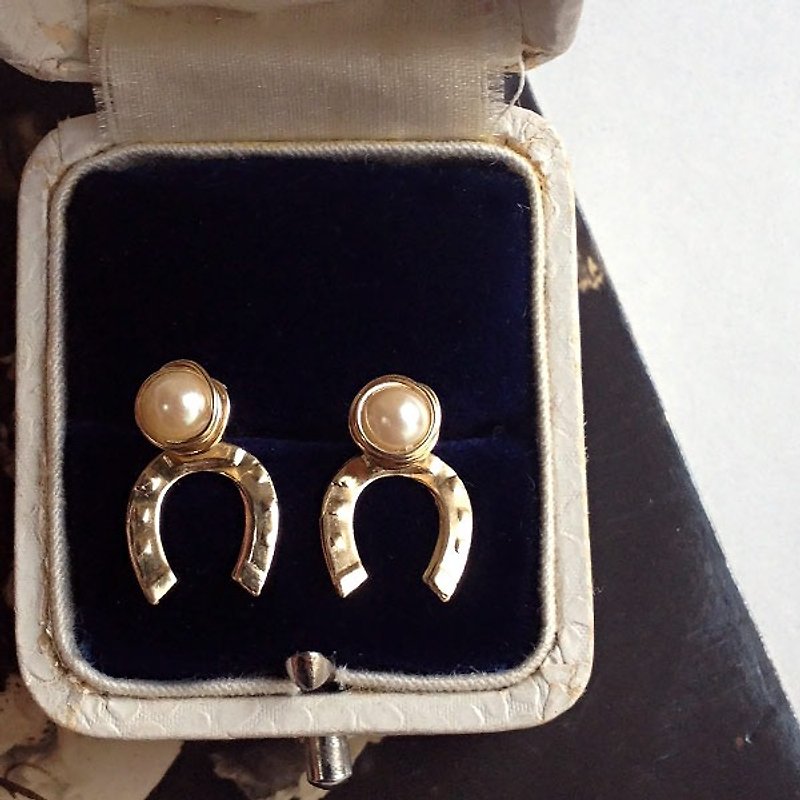 14 kgf Horseshoe & Vintage Glass Pearl Petit Cocoon Earrings【2way】14kgfホースシュー＆ビンテージグラスパールプチコクーンピアス＊耳針　 ii-521 - 耳环/耳夹 - 其他金属 金色