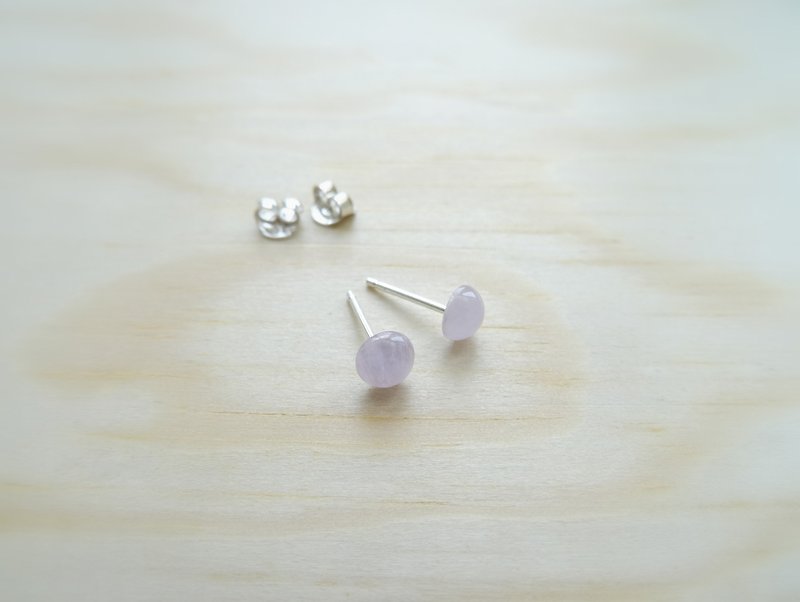 贴耳耳针 - 紫玉/紫水晶迷你圆蛋面形纯银耳环。可改硅胶耳夹 - 耳环/耳夹 - 纯银 紫色