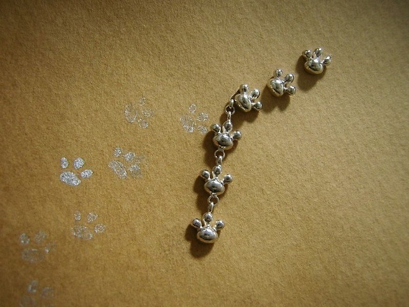 comewithmeow *****  ( footstep paw cat silver earrings 貓 猫 足迹 肉垫 銀 穿孔耳环 ) - 耳环/耳夹 - 其他金属 