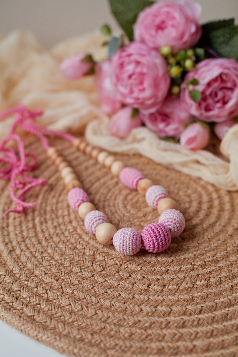 Pink Stripped Wooden Crochet Necklace - Modern Jewelry for Breastfeeding Mom - 项链 - 木头 粉红色