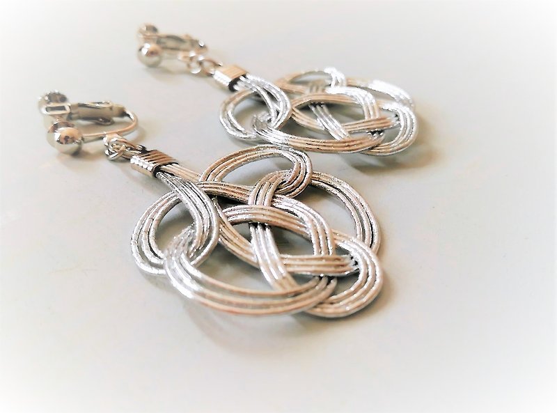 水引 tie earrings   Color: Silver - 耳环/耳夹 - 丝．绢 银色