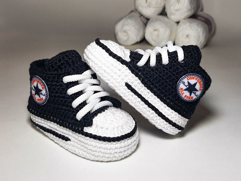 Crochet baby black sneakers, newborn knitting shoes, baby accessories gift box - 婴儿鞋 - 棉．麻 黑色