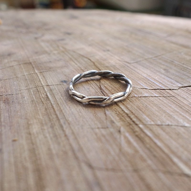 纯银 扁麻花戒指 - 手工制作 可选硫化染黑或纯银色 - 戒指 - 其他金属 银色