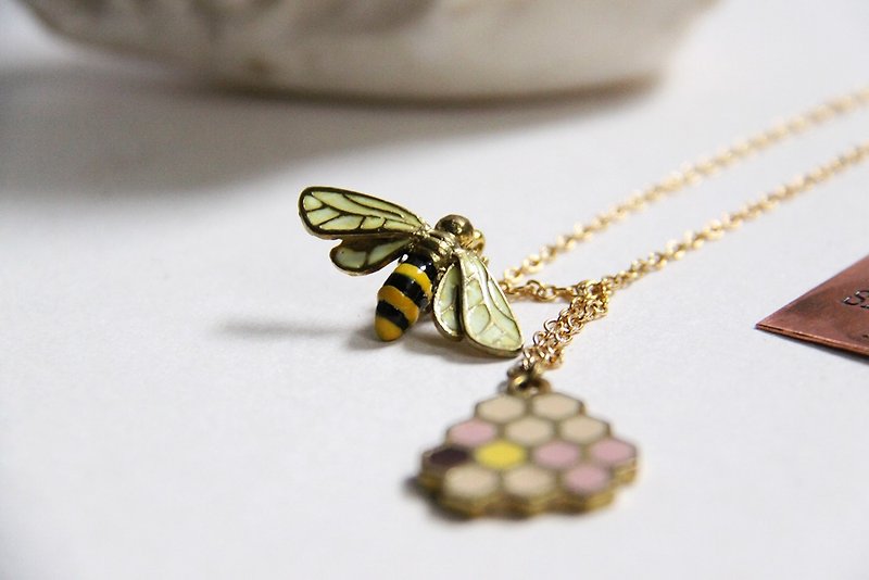 Bee and Honeycomb Charm Necklace - handmade jewelry - hand-painting version - 项链 - 其他金属 金色