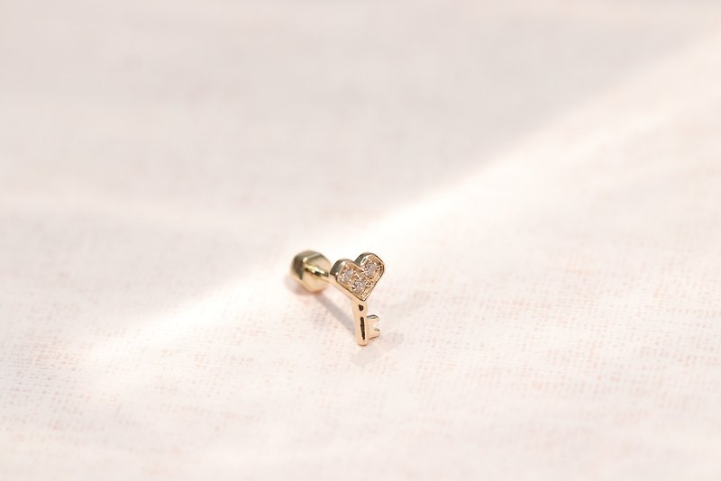14K Love Heart Key Piercing 爱心钥匙锁珠耳环(单个) - 耳环/耳夹 - 贵金属 金色