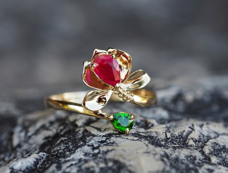 14 kt  gold ring with ruby and chrome diopside. Water lily gold ring. - 戒指 - 贵金属 金色
