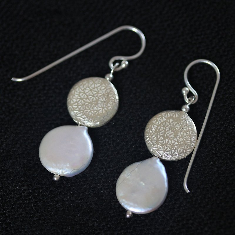 Pearl and patterned silver piece hook earring in thai sterling silver (E0121) - 耳环/耳夹 - 银 银色