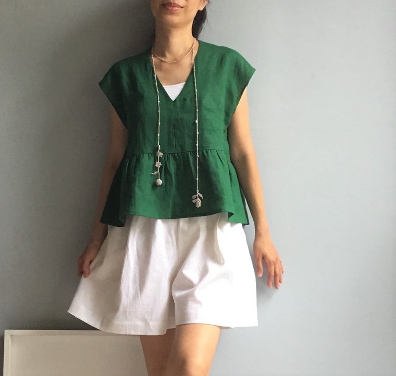 草地上的飨宴/长青深绿酵素洗亚麻法式袖V领背心型上衣100%Linen - 女装背心 - 棉．麻 绿色