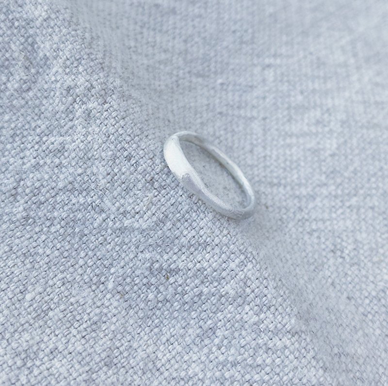 Silver ring with a plump top / トップがぷっくりしたシルバーリング - 戒指 - 其他金属 银色