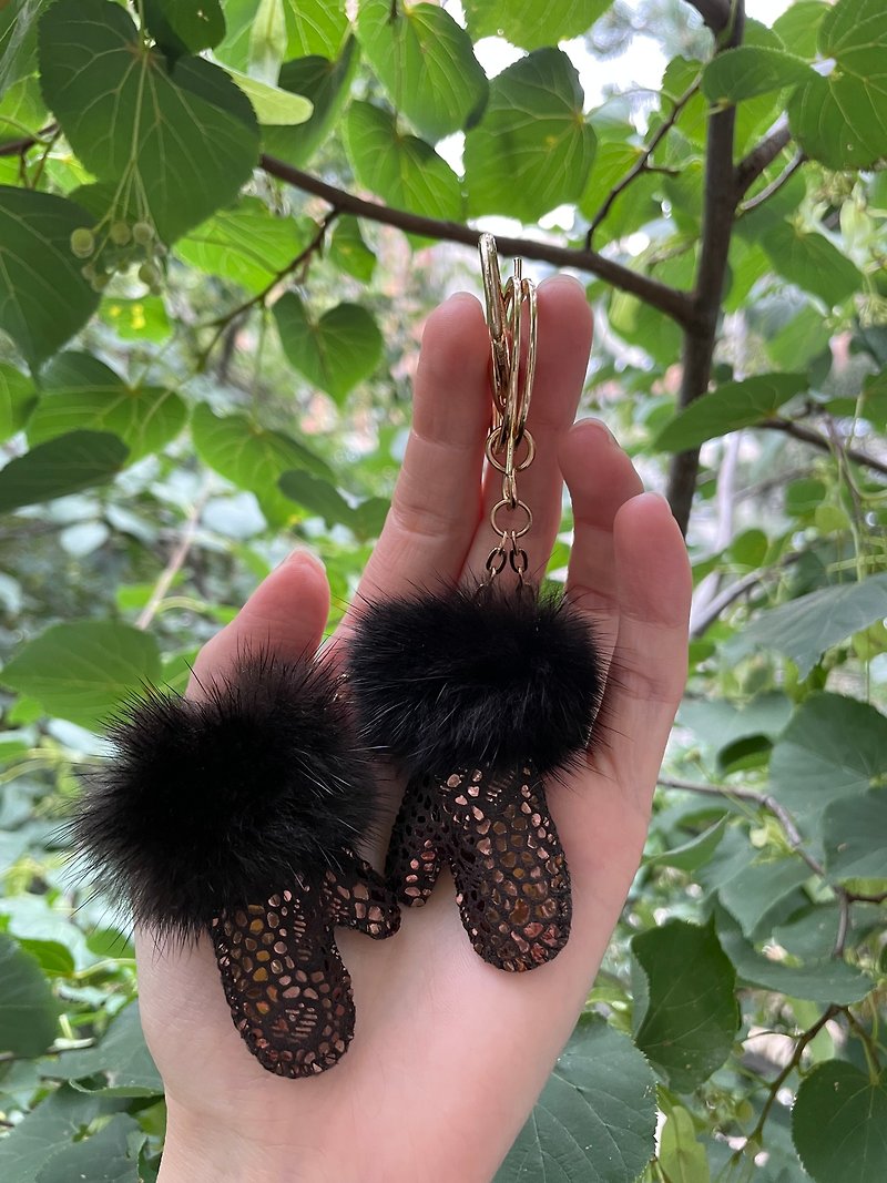 Genuine leather mittens keychain with fur trim /  Cute keychain / Bag charm - 钥匙链/钥匙包 - 真皮 多色
