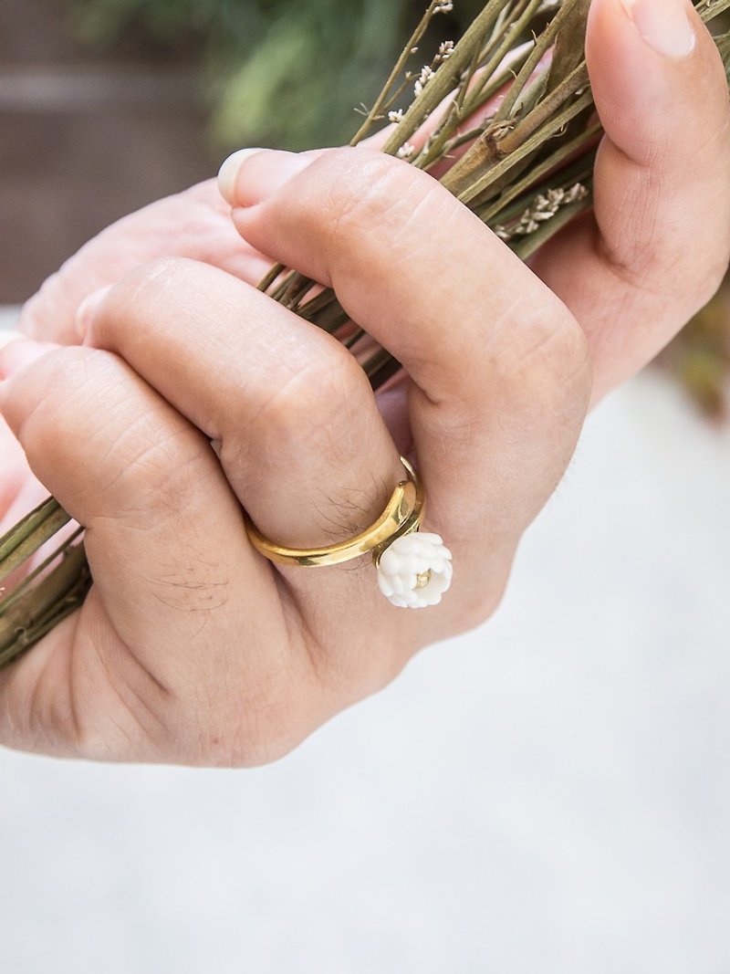 Globe Amaranth ring ~ white porcelain - 戒指 - 陶 白色
