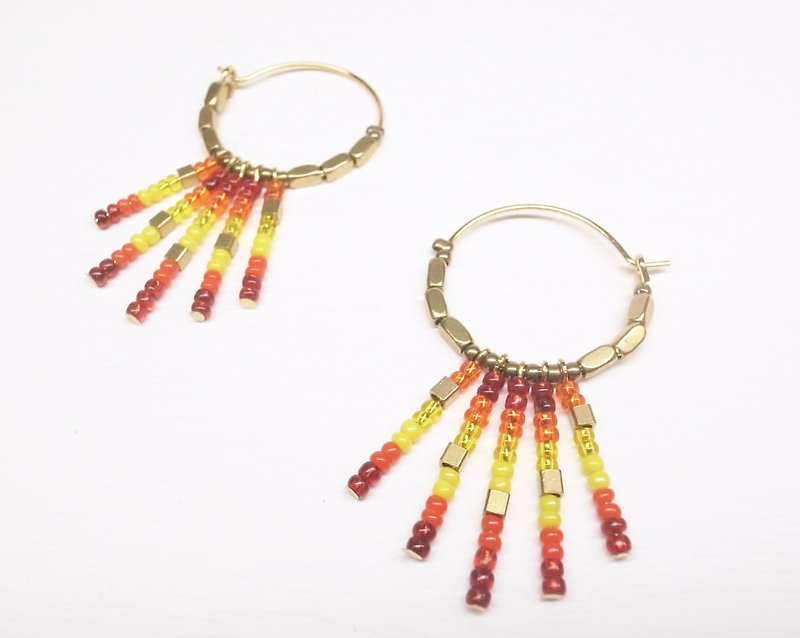 《二毛银》【印第安-红色串珠黄铜圈圈耳环】（一对） - 耳环/耳夹 - 其他金属 