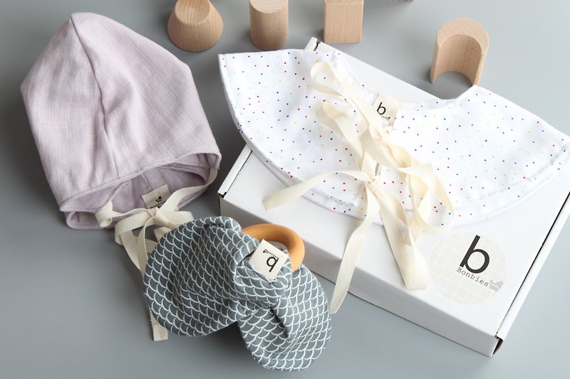 新生3宝礼盒 手工小帽子 蝴蝶结木圈圈玩具 婴儿衣领装饰 - 满月礼盒 - 棉．麻 粉红色