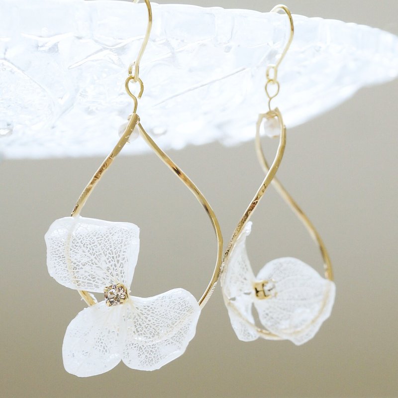 紫陽花とswarovskiのツイストイヤリング - 耳环/耳夹 - 植物．花 白色