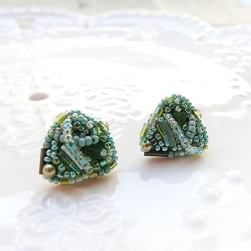 【壳艺品】绿森精灵手绣耳环 - 耳环/耳夹 - 绣线 绿色
