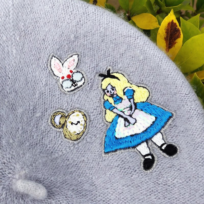 可笑女孩Koko // 刺绣贝蕾帽(爱丽丝与兔子的约会) - 帽子 - 羊毛 灰色