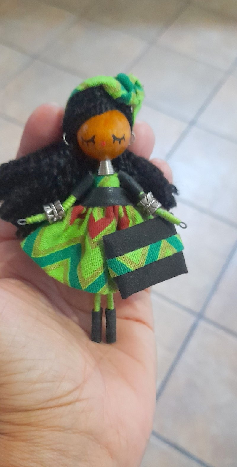 Brooch doll Kenia - 胸针 - 木头 绿色