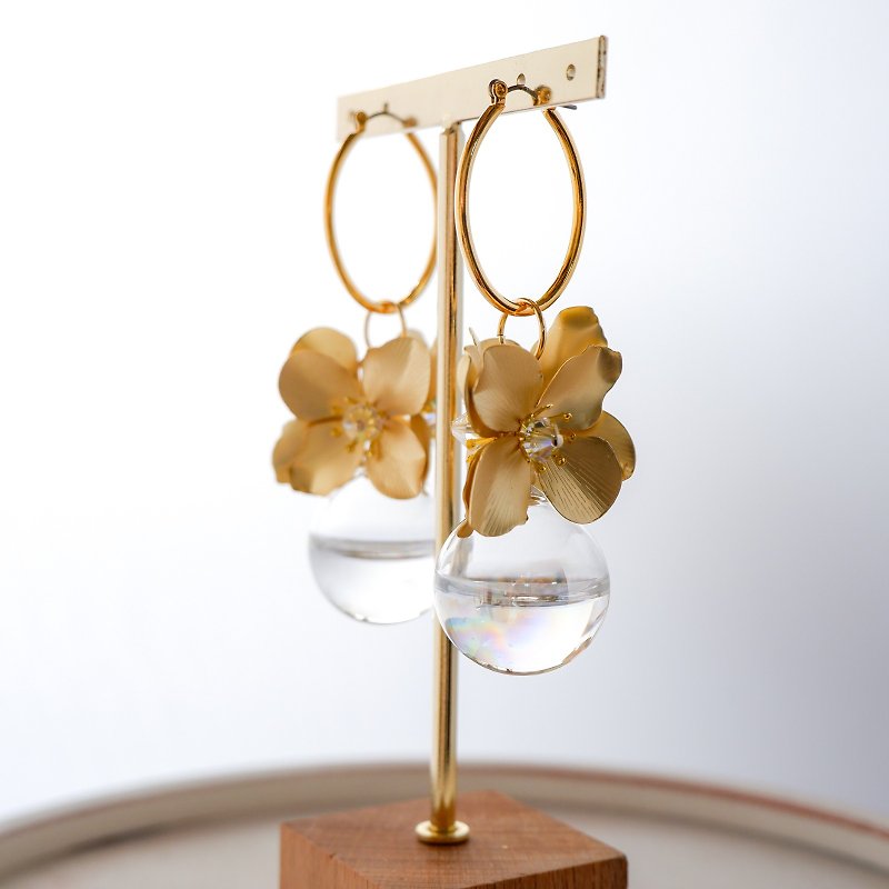 メタルフラワーガラスドームピアス - 耳环/耳夹 - 玻璃 金色