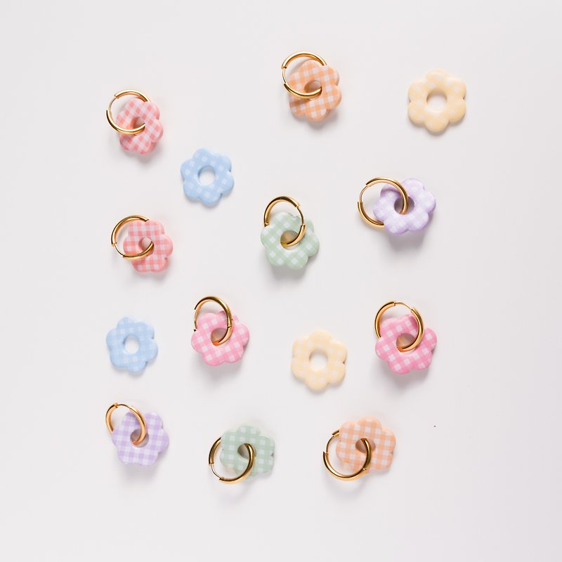 Pastel Daisy Huggies Handmade Soft Clay Earrings - 耳环/耳夹 - 粘土 多色