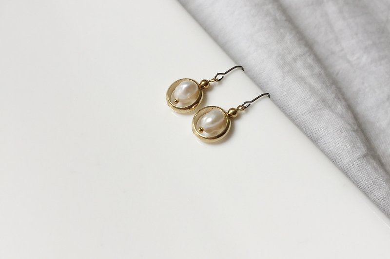 纯白 珍珠黄铜造型耳环  - 耳环/耳夹 - 宝石 白色