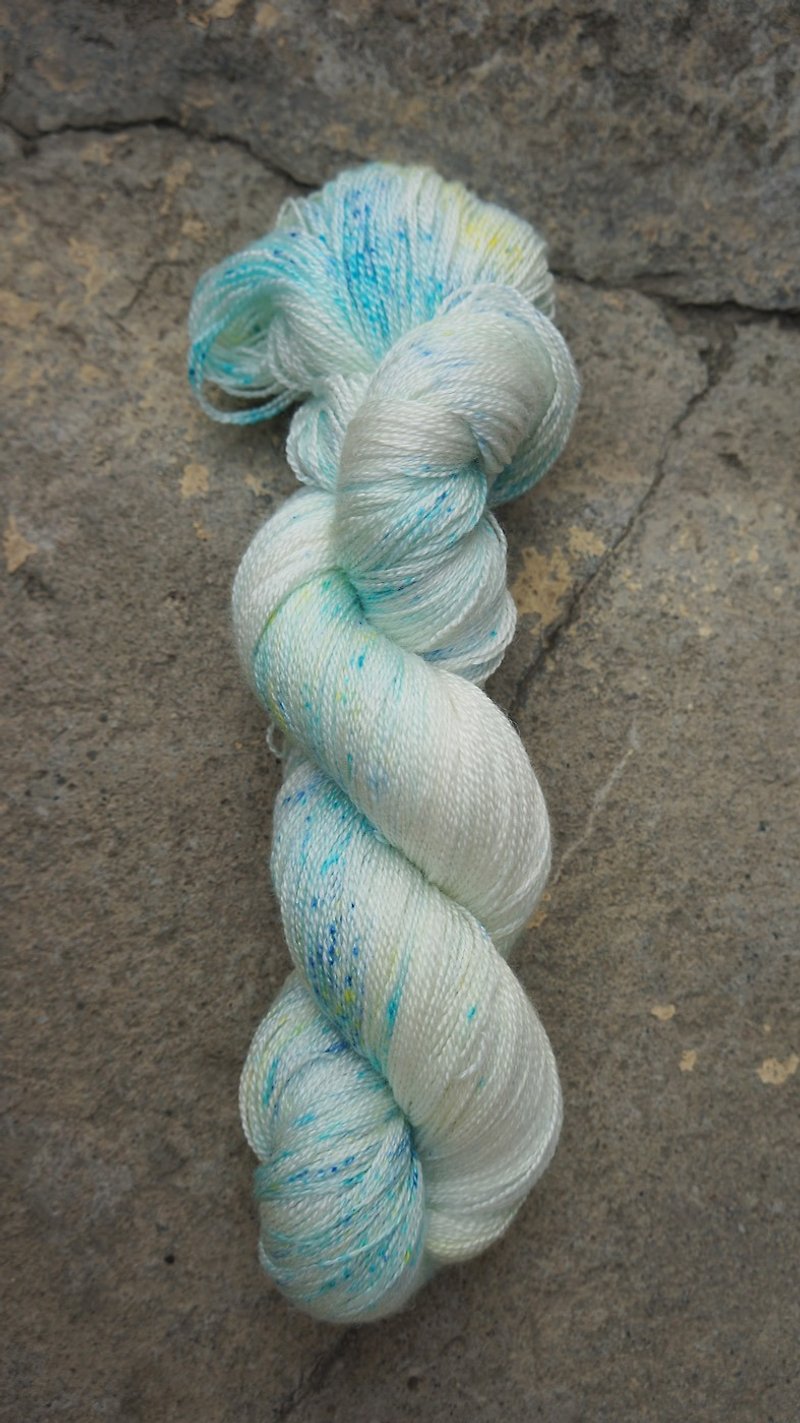手染蕾丝线。雪碧 (55 BFL/45 Silk) - 编织/刺绣/羊毛毡/裁缝 - 丝．绢 