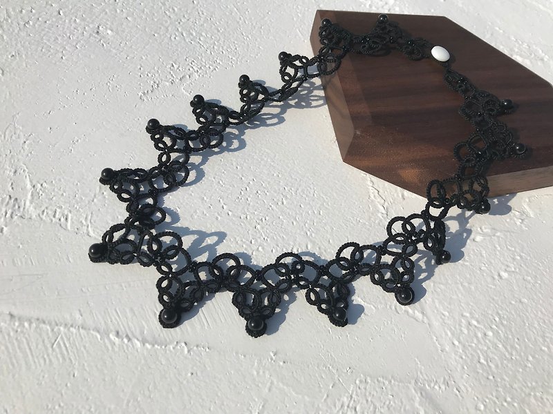 手织蕾丝三角形项链 (黑色) / 情人节 / 礼物 / Swarovski水晶珍珠 / 定制化 - 项链 - 棉．麻 黑色