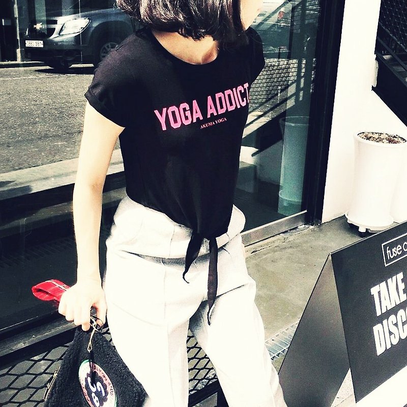 AKUMA YOGA-字母态度前打结短版T恤(黑)-Yoga Addict - 女装 T 恤 - 其他材质 黑色
