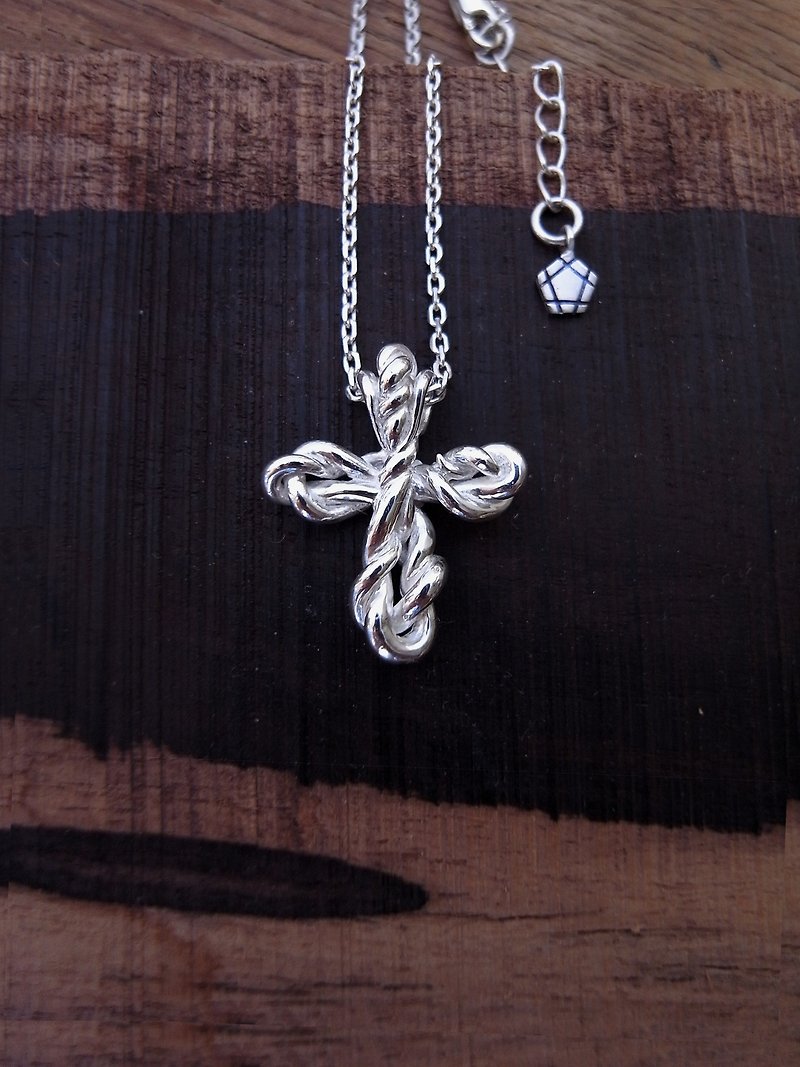 优雅麻花十字架银项链 - 项链 - 银 