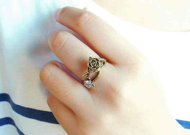 荆棘玫瑰晶钻戒指 抗过敏铜饰 - 戒指 - 其他金属 金色