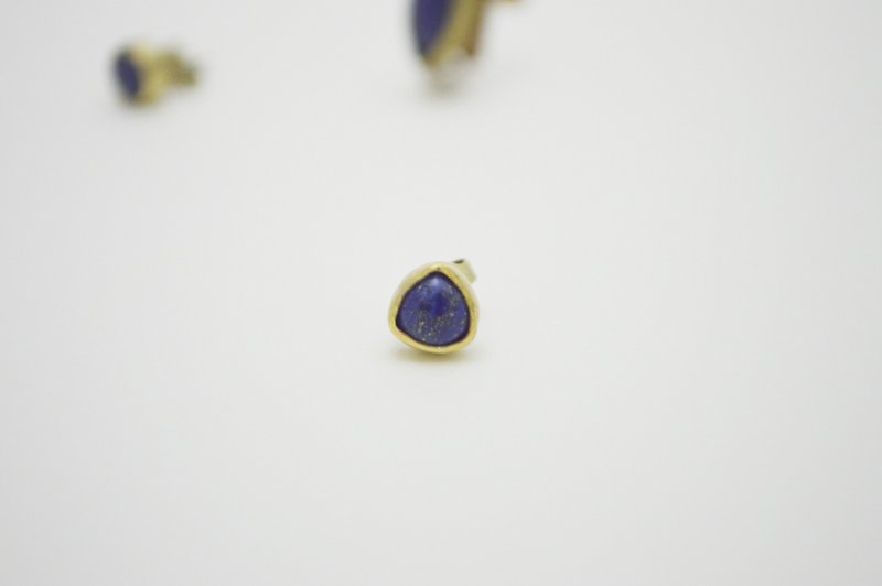 简单小石系列-青金石·钝三角形·黄铜耳钉  - 耳环/耳夹 - 其他金属 蓝色