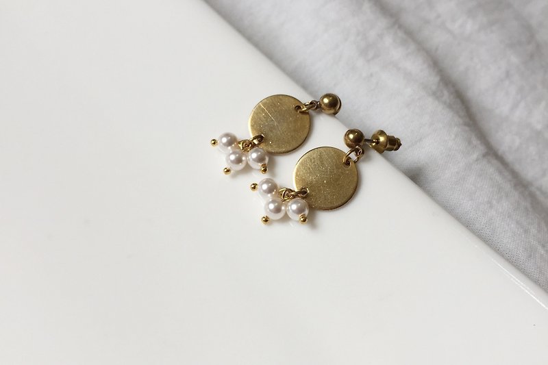 共舞-白 珍珠黄铜耳环 - 耳环/耳夹 - 其他金属 白色