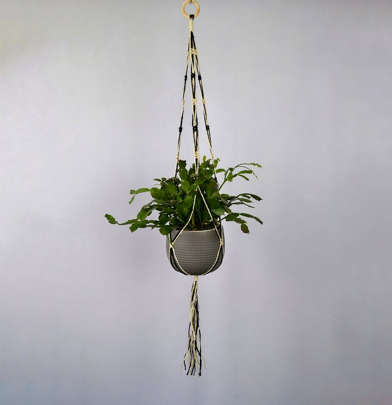 Macrame plant holder of natural jute , Black and white plant hanger - 植栽/盆栽 - 棉．麻 黑色