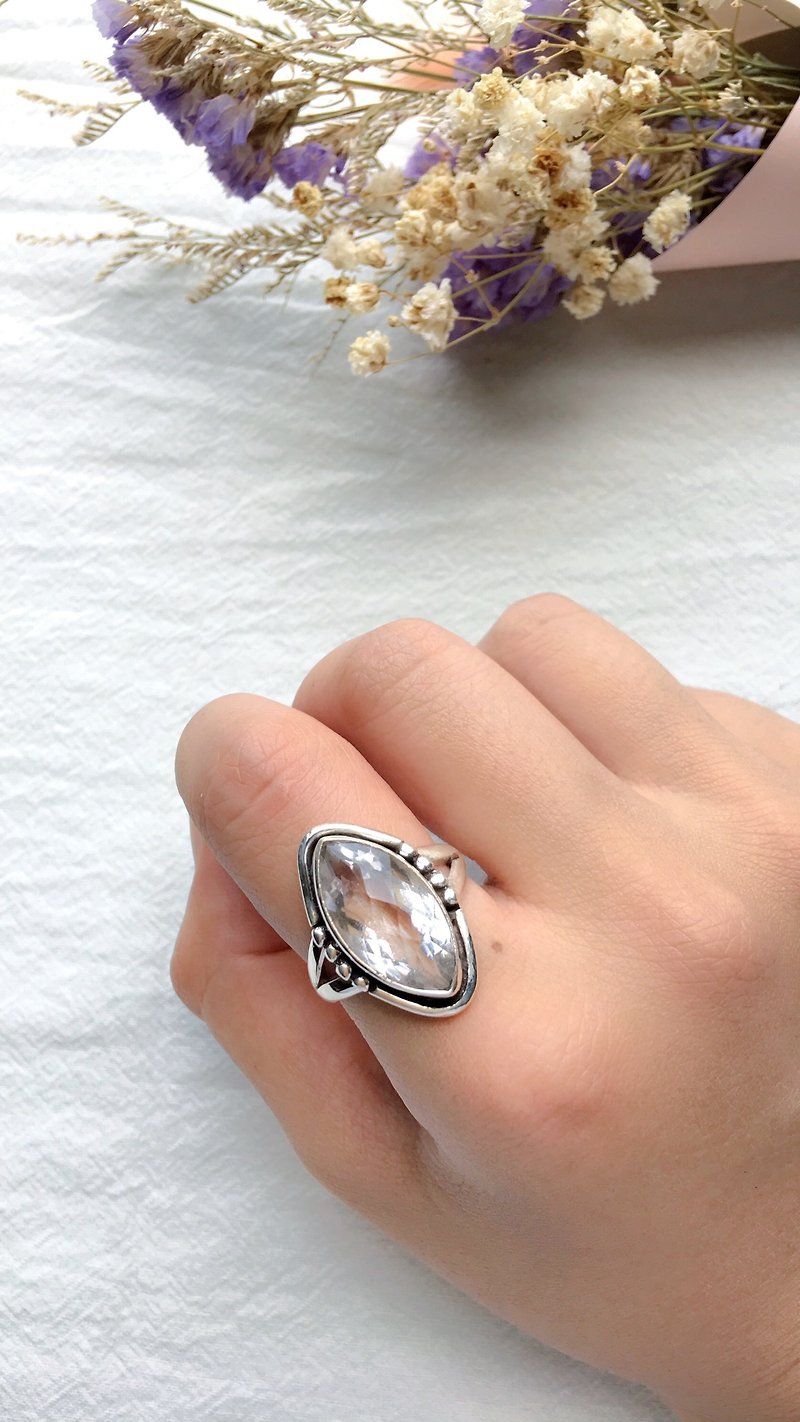 白水晶925纯银都会简约设计戒指 尼泊尔手工银饰 - 戒指 - 宝石 银色