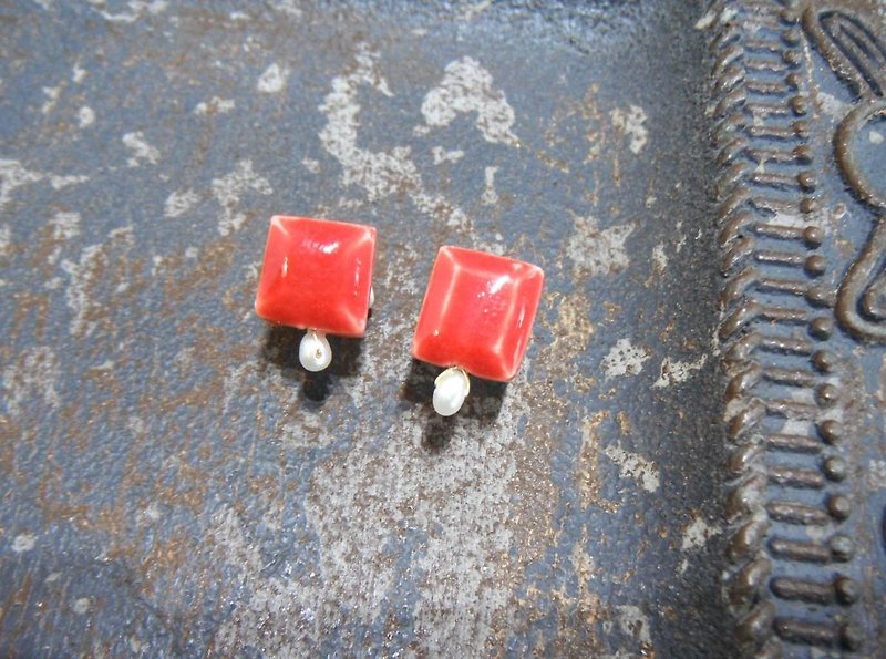小さなsquare cut と小さな淡水パールの陶pierce /earring・  赤 - 耳环/耳夹 - 陶 红色