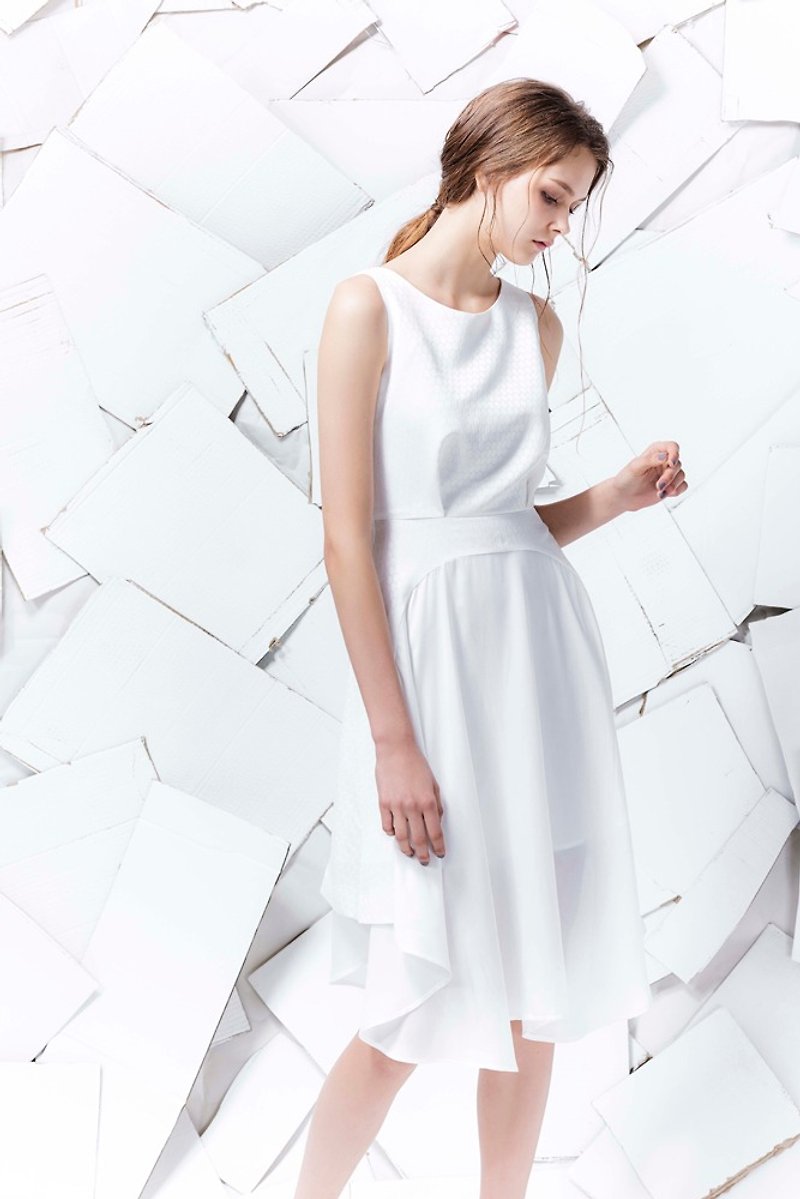 Off-season sale 白色圆点拼接洋装 - 洋装/连衣裙 - 聚酯纤维 白色
