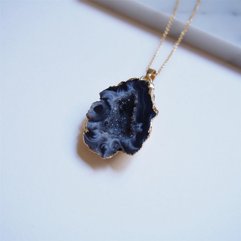 《KeepitPetite》独一无二・天然玛瑙晶原石・镀金项链 (45cm) 礼物 - 项链 - 宝石 黑色