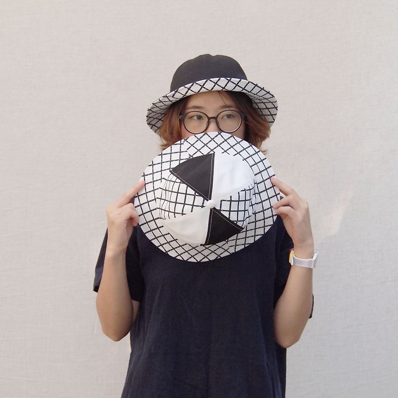 Couple bucket hats grid pattern black and white colour - 帽子 - 棉．麻 黑色