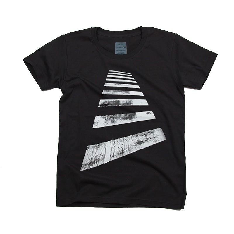 TRAFFICシリーズ　横断歩道デザインTシャツ　ユニセックスXS〜XLサイズ　Tcollector - 女装 T 恤 - 棉．麻 黑色