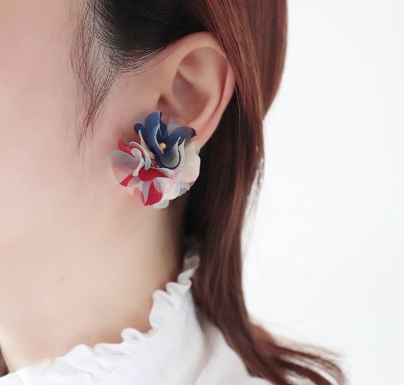 SAKUSAKU お花を集めた耳飾り　トリコロール - 耳环/耳夹 - 聚酯纤维 多色