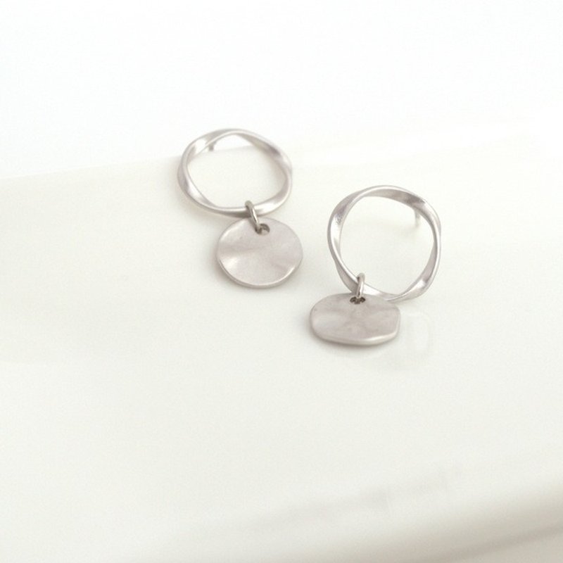 Earrings/Mobius Strip Pierce(silver)/耳环 圈 飾品 銀 - 耳环/耳夹 - 其他金属 灰色