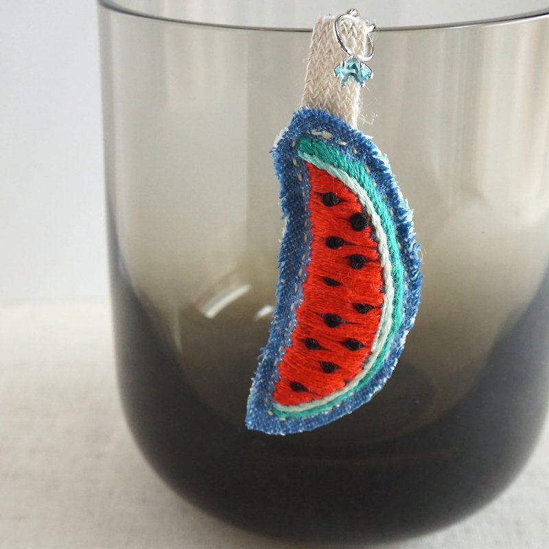 手刺繍キーチャーム「watermelon2」[受注制作] - 钥匙链/钥匙包 - 绣线 红色