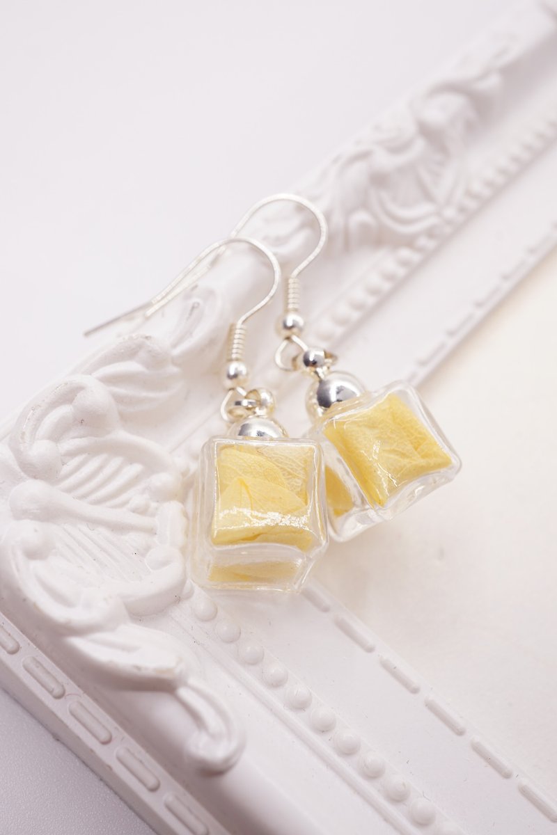 A Handmade 黄色绣球花冰块玻璃球垂吊耳环 - 耳环/耳夹 - 植物．花 