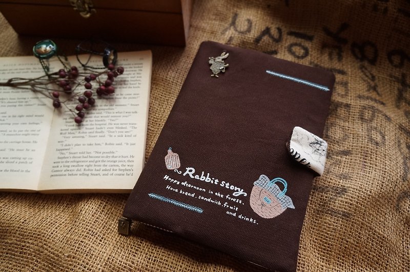 手绘罗勃兔的森林野餐日书衣 书签带饰品更改为小酒瓶 - 书衣/书套 - 棉．麻 咖啡色